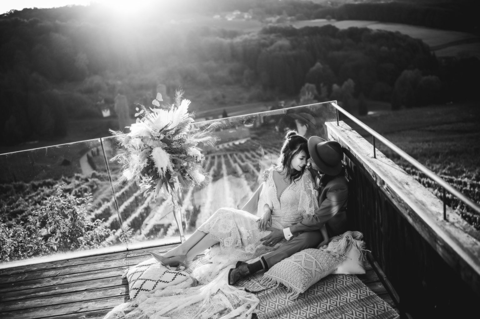 Brautpaar beim Paarshooting auf einer Terrasse über den Weinbergen der Südsteiermark – Hochzeitsfotograf Daniel Nagler